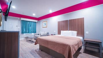 Habitación, 1 cama King size | Escritorio, tabla de planchar con plancha, wifi gratis y ropa de cama