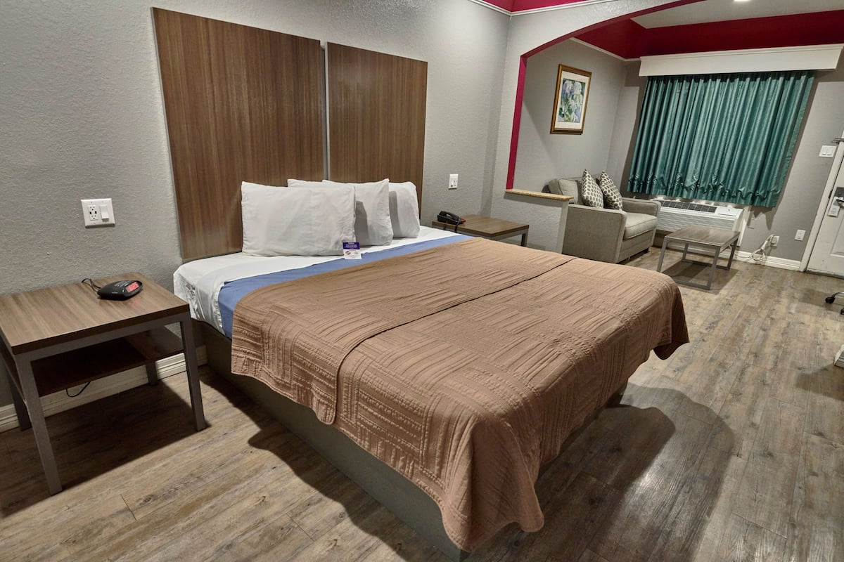 Room, 1 King Bed, Smoking | Desk, iron/ironing board, free WiFi, bed sheets
