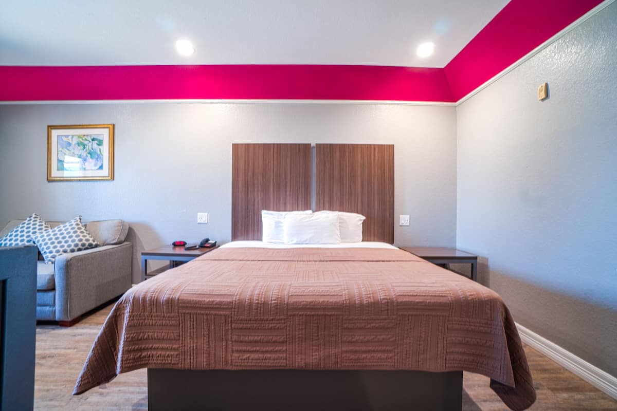 Room, 1 King Bed | Desk, iron/ironing board, free WiFi, bed sheets
