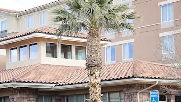 Vista frontal de la propiedad