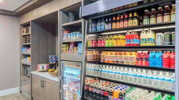 Un refrigerador bien surtido con diversas bebidas y aperitivos.
