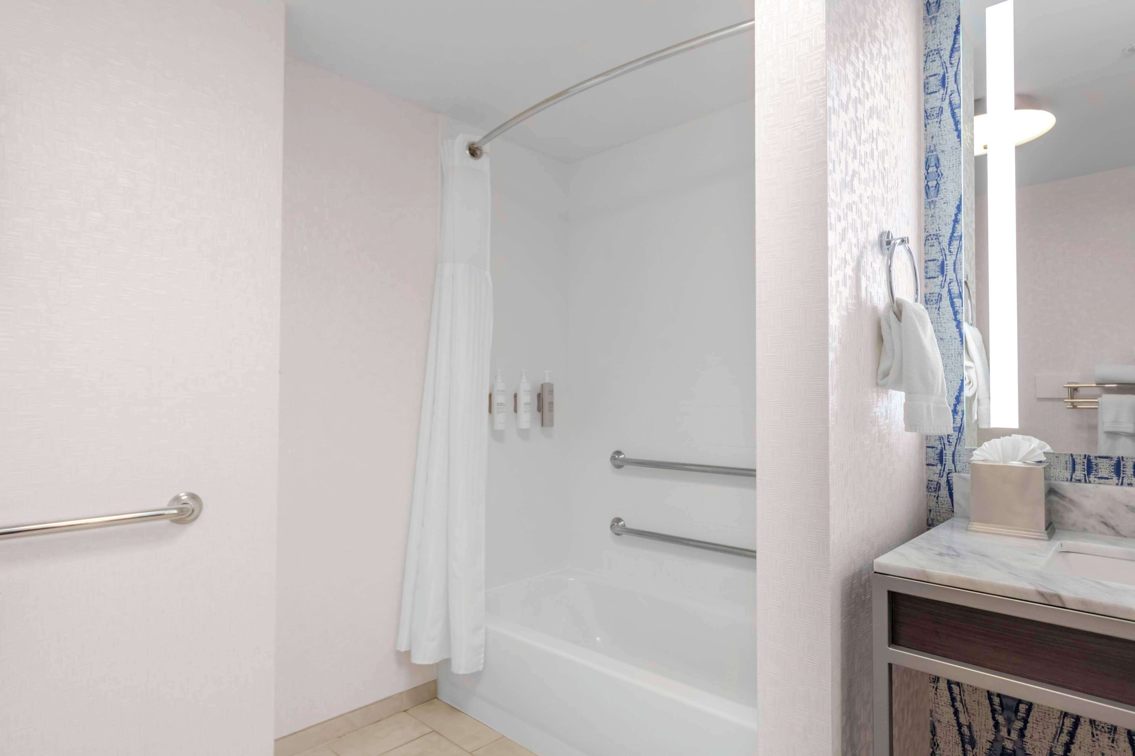 room, 1 king bed, accessible | bathroom | bathtub, free toiletries, hair dryer, towels