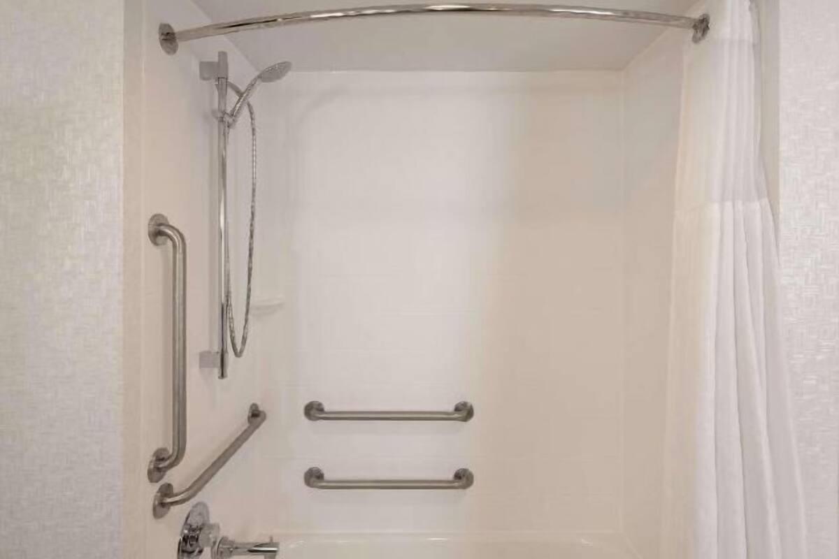 Badkamer | Een bad, gratis toiletartikelen, een haardroger, handdoeken