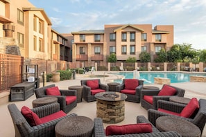 Outdoor pool, open 6:00 AM to midnight, pool umbrellas, sun loungers - Hilton Garden Inn Scottsdale North/Perimeter Center (Scottsdale)