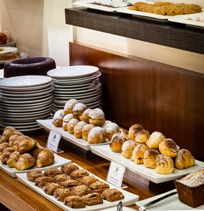 Café da manhã com buffet todos os dias mediante uma taxa