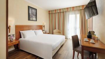 Habitación clásica | Minibar, caja fuerte, escritorio y cortinas opacas