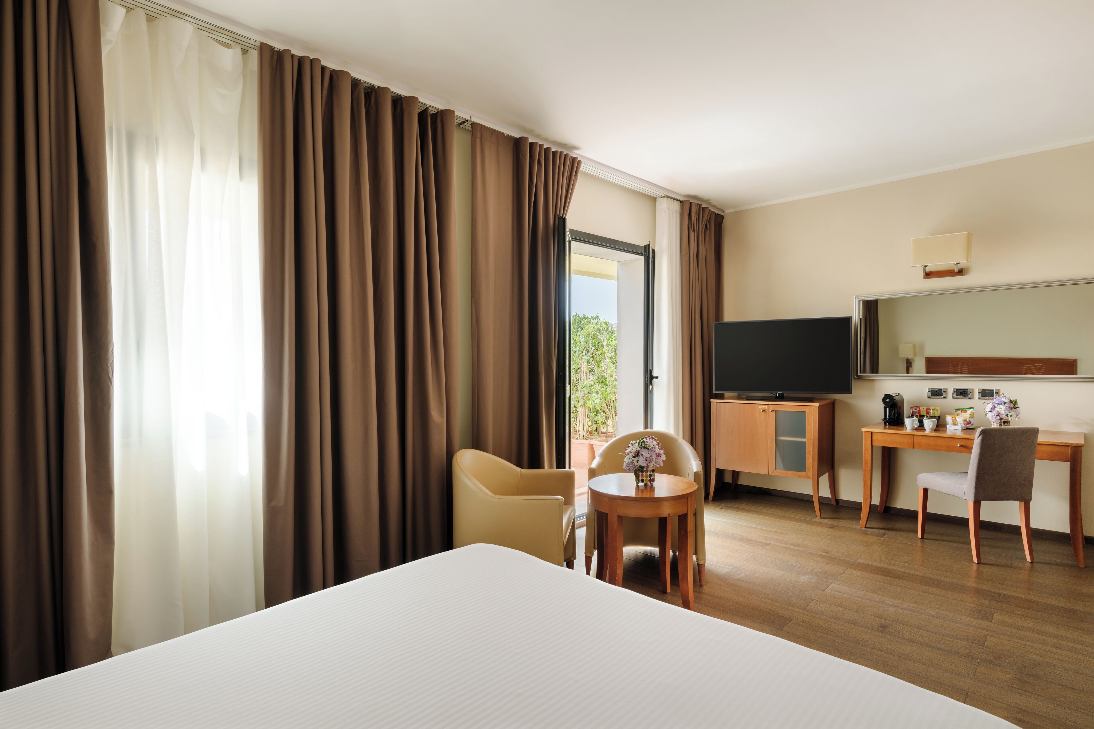 junior suite, balcony | 1 bedroom, minibar, in-room safe, desk