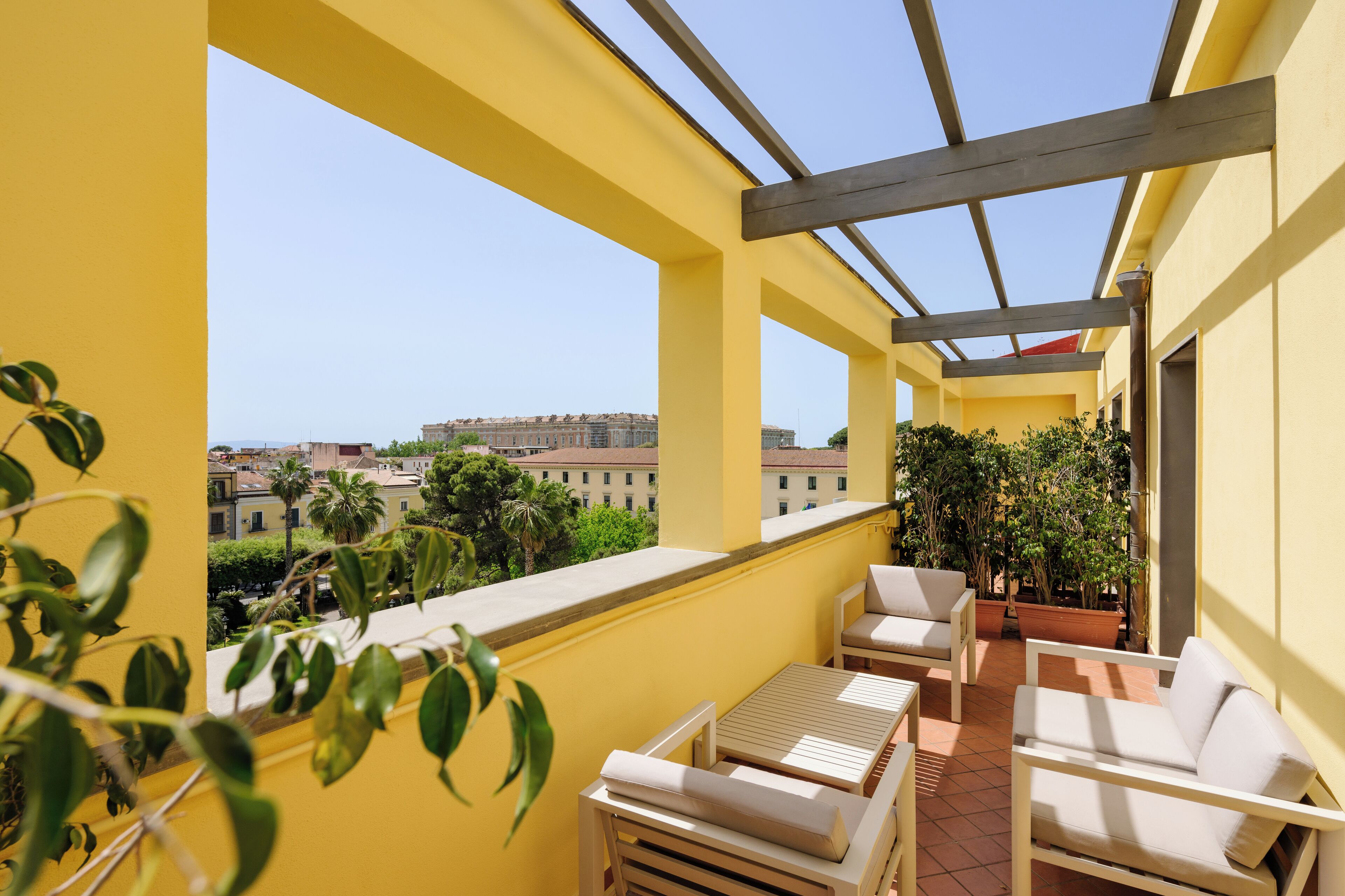 Junior suite, balkon | Een minibar, een kluis op de kamer, een bureau, verduisterende gordijnen