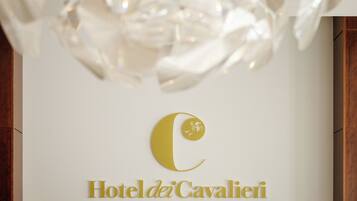 Une enseigne d’hôtel avec un logo et un nom.