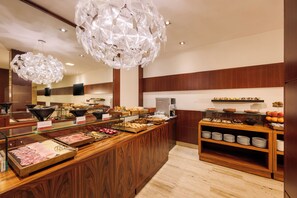 Bữa sáng buffet hàng ngày với phụ phí nhỏ 