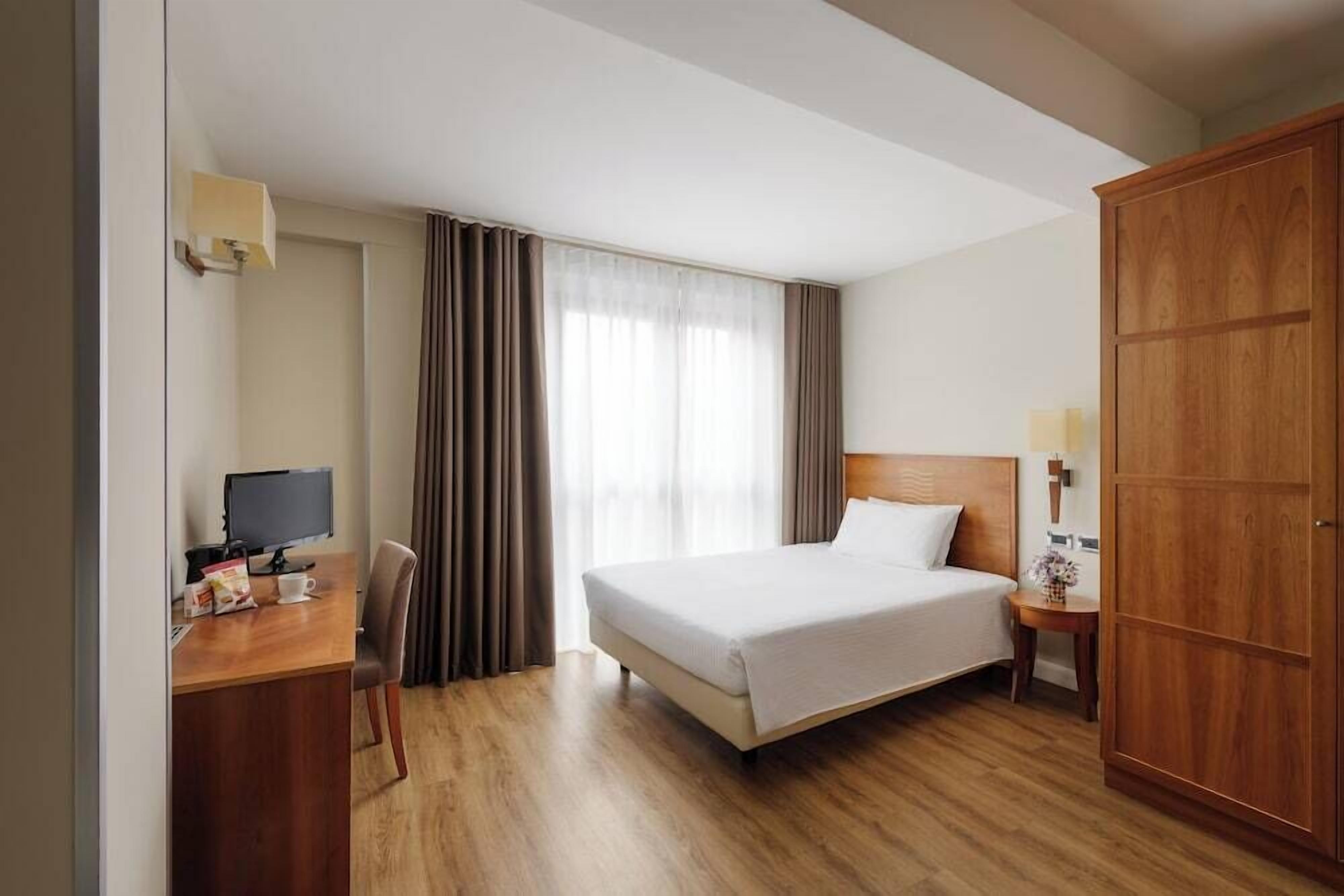 Minibar, Zimmersafe, Schreibtisch, Verdunkelungsvorhänge