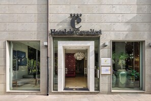 La entrada del Hotel da Cavalic, con una fachada moderna, amplios ventanales y un interior acogedor.