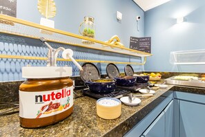Frokostbuffé hver dag (mot et tillegg)