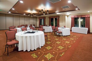 A conference room with round tables, chairs, and a patterned carpet. - Holiday Inn Denver-Parker-E470/Parker Road by IHG (Parker)