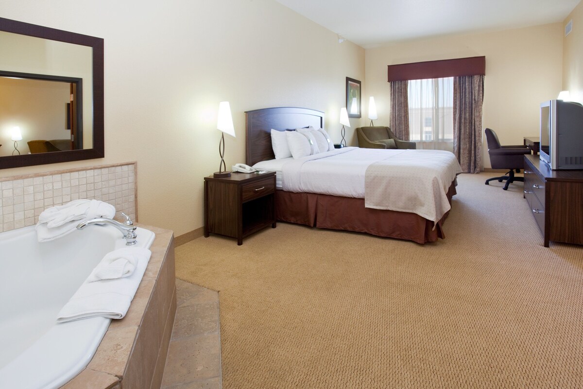 Suite, 1 kingsize bed (Additional Living Area) | Hypoallergeen beddengoed, een kluis op de kamer, een bureau