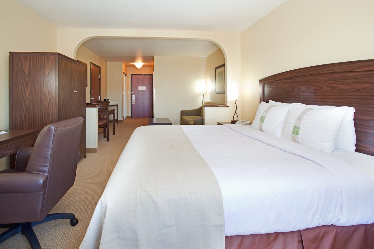 Hypo-allergenic bedding available, in-room safe, desk, blackout drapes