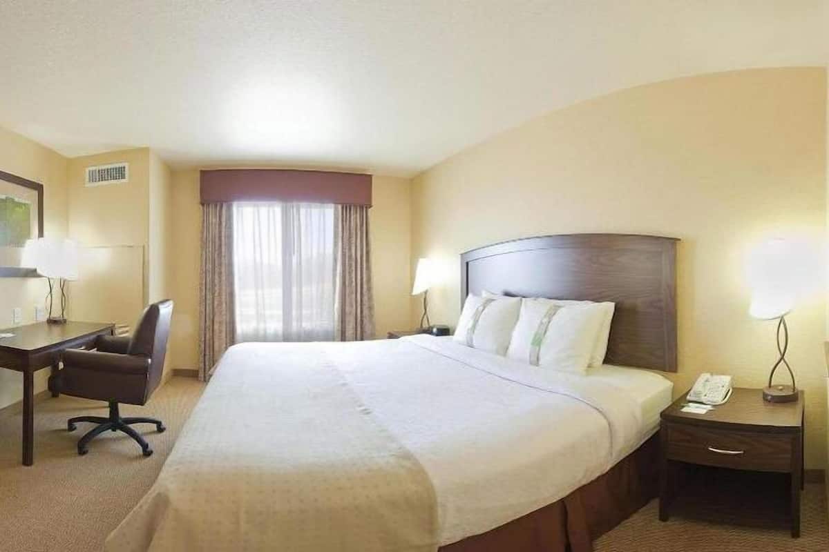 Hypo-allergenic bedding, in-room safe, desk, blackout drapes