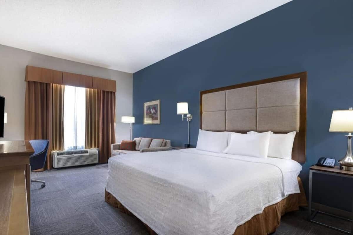 Premium bedding, in-room safe, desk, iron/ironing board