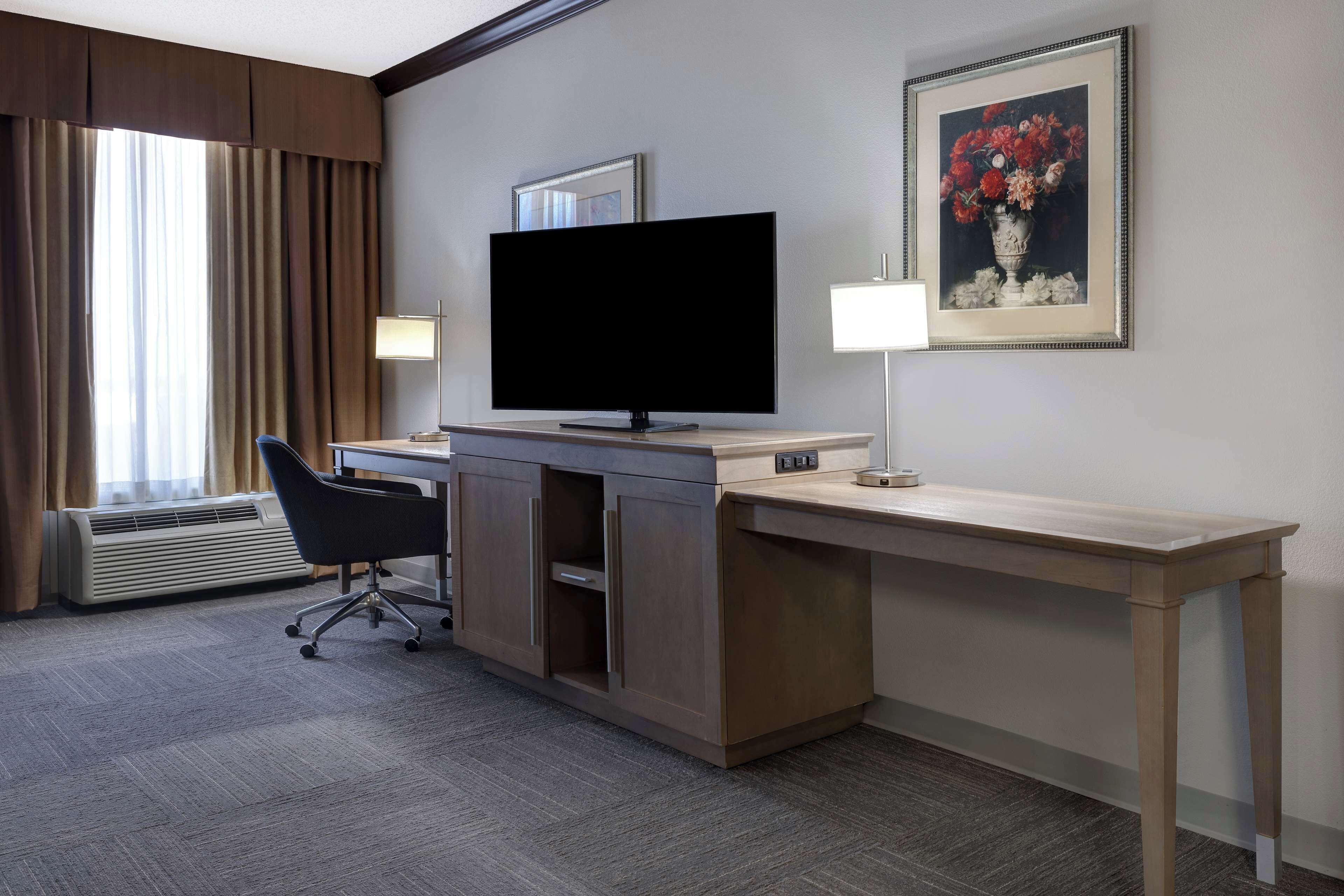 高档床上用品、客房内保险箱、办公桌、熨斗/熨衣板