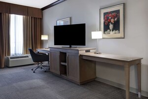 Ropa de cama de alta calidad y caja de seguridad en la habitación