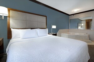 Ropa de cama de alta calidad y caja de seguridad en la habitación