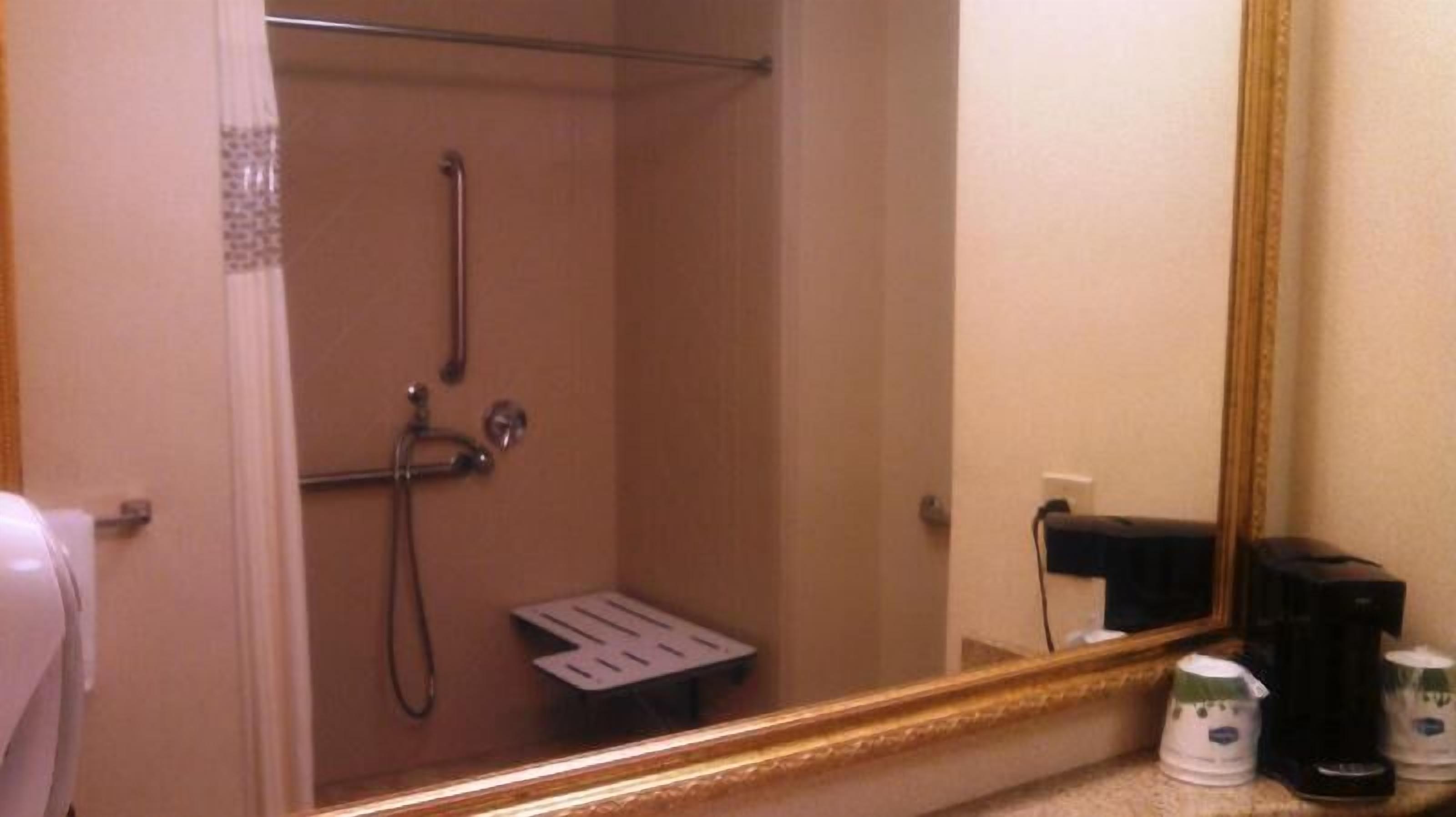 Een badkamer met een douche, toilet en wastafel.