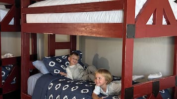 Familiesuite - 1 kingsize-seng - køkken - udsigt til gårdsplads | 1 soveværelse, pengeskab på værelset, skrivebord, strygejern/strygebræt