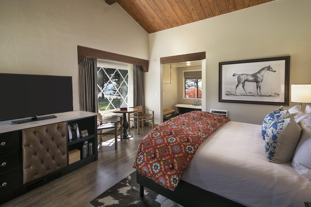 Deluxe Room, 1 King Bed, Fireplace, Partial Ocean View | 1 bedroom, in-room safe, desk, iron/ironing board