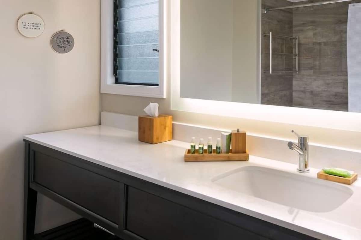 Amenidades de baño gratuitas, secadora de cabello, toallas, jabón