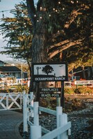 Señal de Oceanpoint Ranch con un molino de viento y piscina frente al mar.