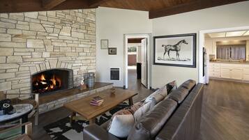 Caja de seguridad en la habitación y escritorio