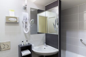 Habitación Confort doble | Baño | Artículos de higiene personal gratuitos, secador de pelo y zapatillas