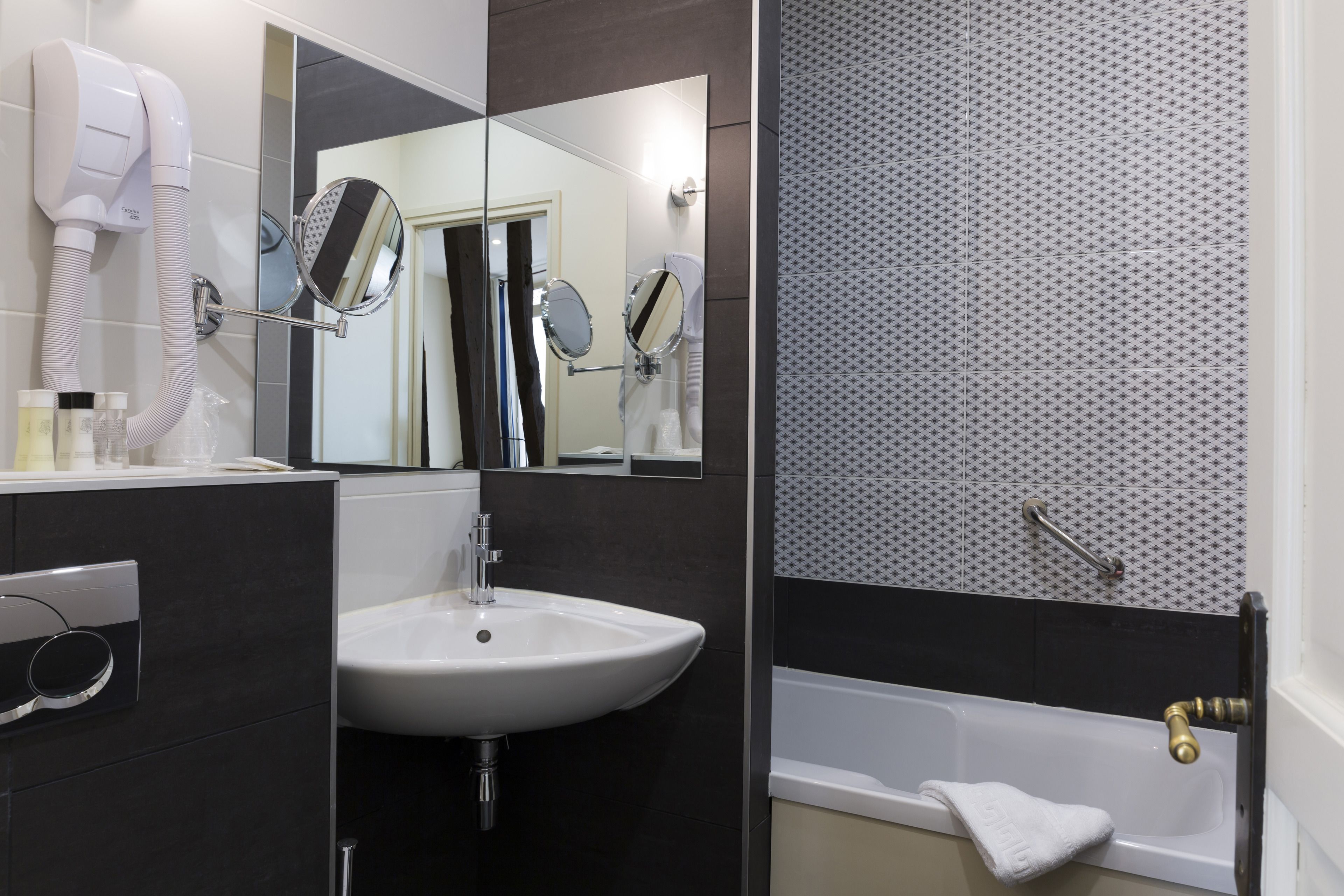 triple room | bathroom | free toiletries, hair dryer, slippers, towels