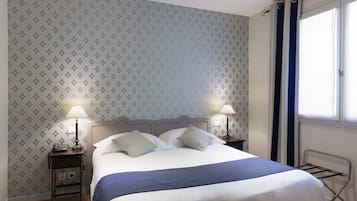 Hochwertige Bettwaren, Zimmersafe, Schreibtisch, Verdunkelungsvorhänge