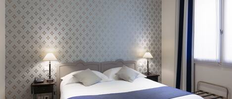 Sängtillbehör av högsta kvalitet och värdeförvaringsskåp på rummet