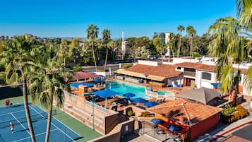 Outdoor pool, pool umbrellas, sun loungers