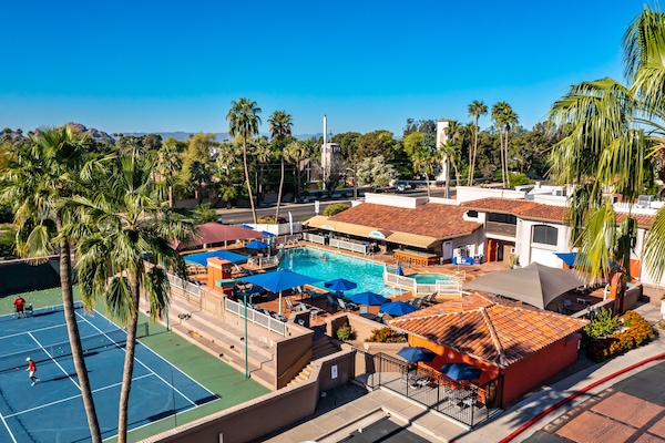 Outdoor pool, pool umbrellas, sun loungers