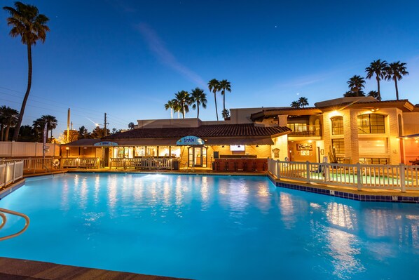 Outdoor pool, pool umbrellas, sun loungers - Scottsdale Camelback Resort (Scottsdale)