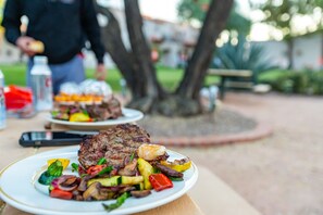 Makan tengah hari, makan malam dihidangkan; masakan Amerika, tepi kolam 