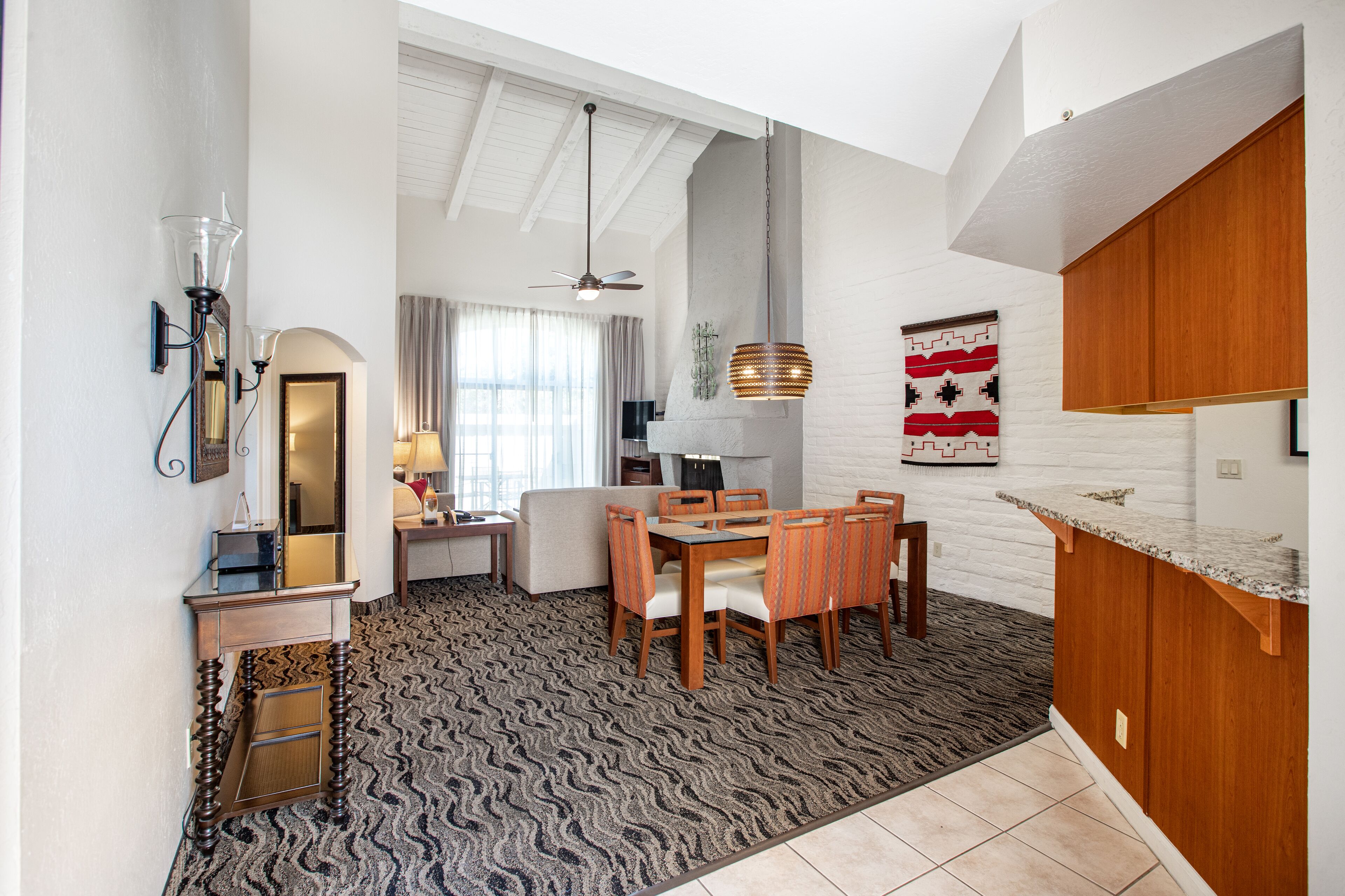Ein kompaktes Hotelzimmer mit Essbereich, einer Küchenzeile und einer Wohnbereicherung.