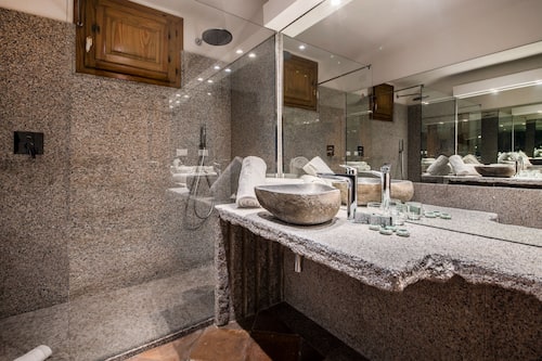 Shower, rainfall showerhead, free toiletries, hair dryer