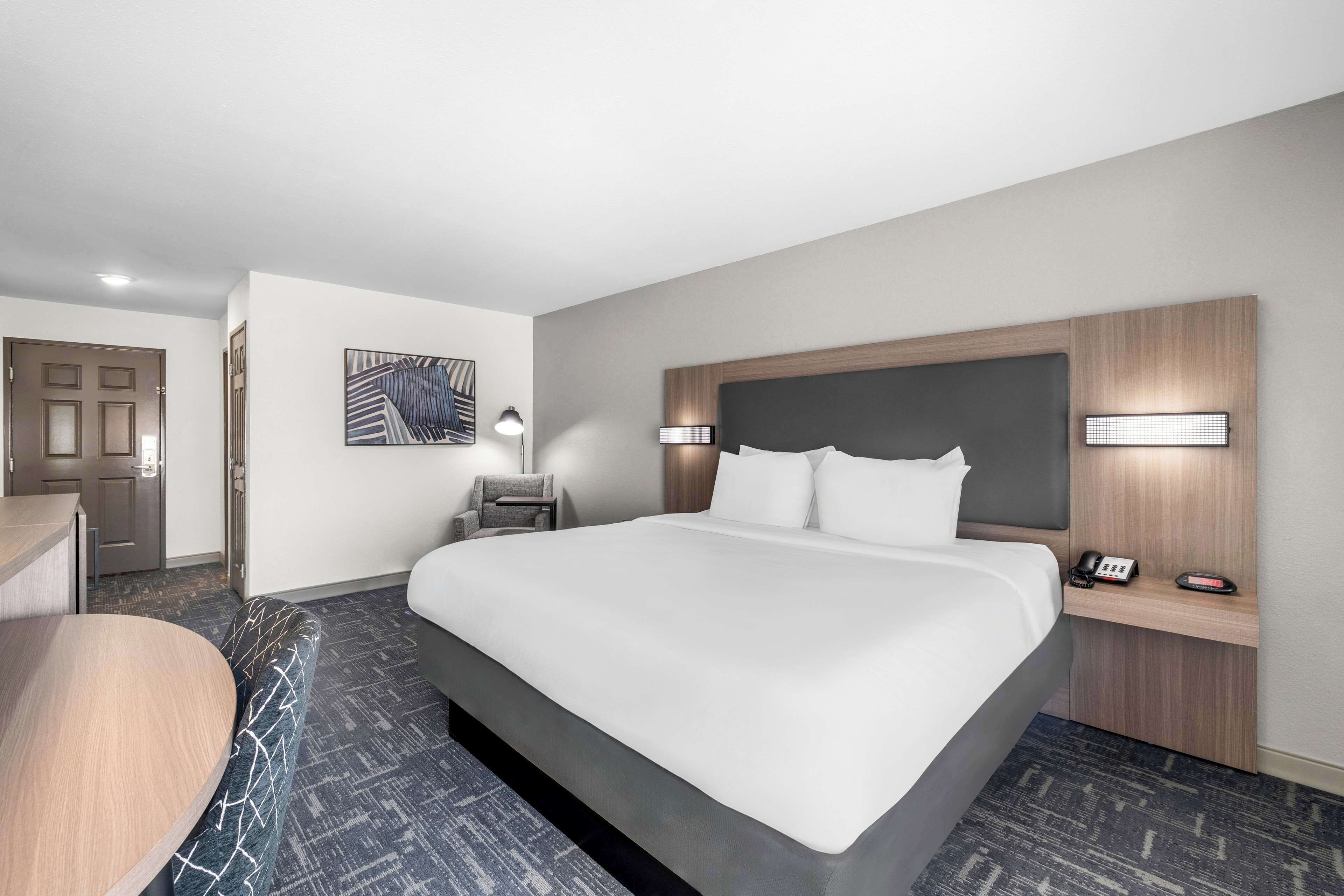Standard Room, 1 King Bed, Non Smoking | Desk, iron/ironing board, free WiFi, bed sheets