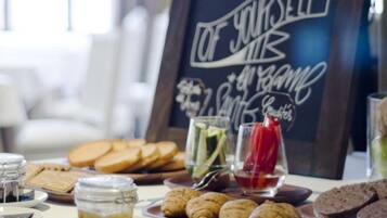 Una mesa con diversos alimentos y un cartel de pizarra con información nutricional.