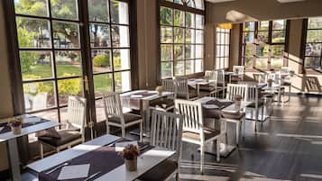 Desayuno buffet diario (EUR 18 por persona)