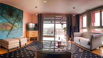 Master Suite | Sala de estar | Una televisión de pantalla plana