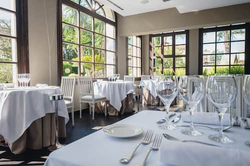 2 restaurants; lunch and dinner served
