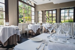 2 間餐廳;供應午餐、晚餐;地中海菜