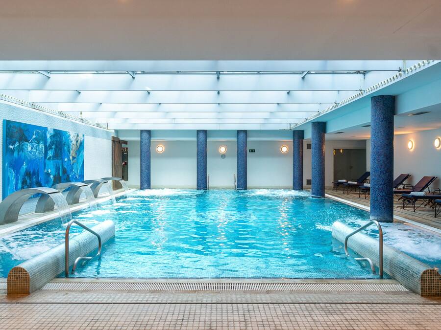 Couples treatment rooms, sauna, hot tub, hot springs, body treatments