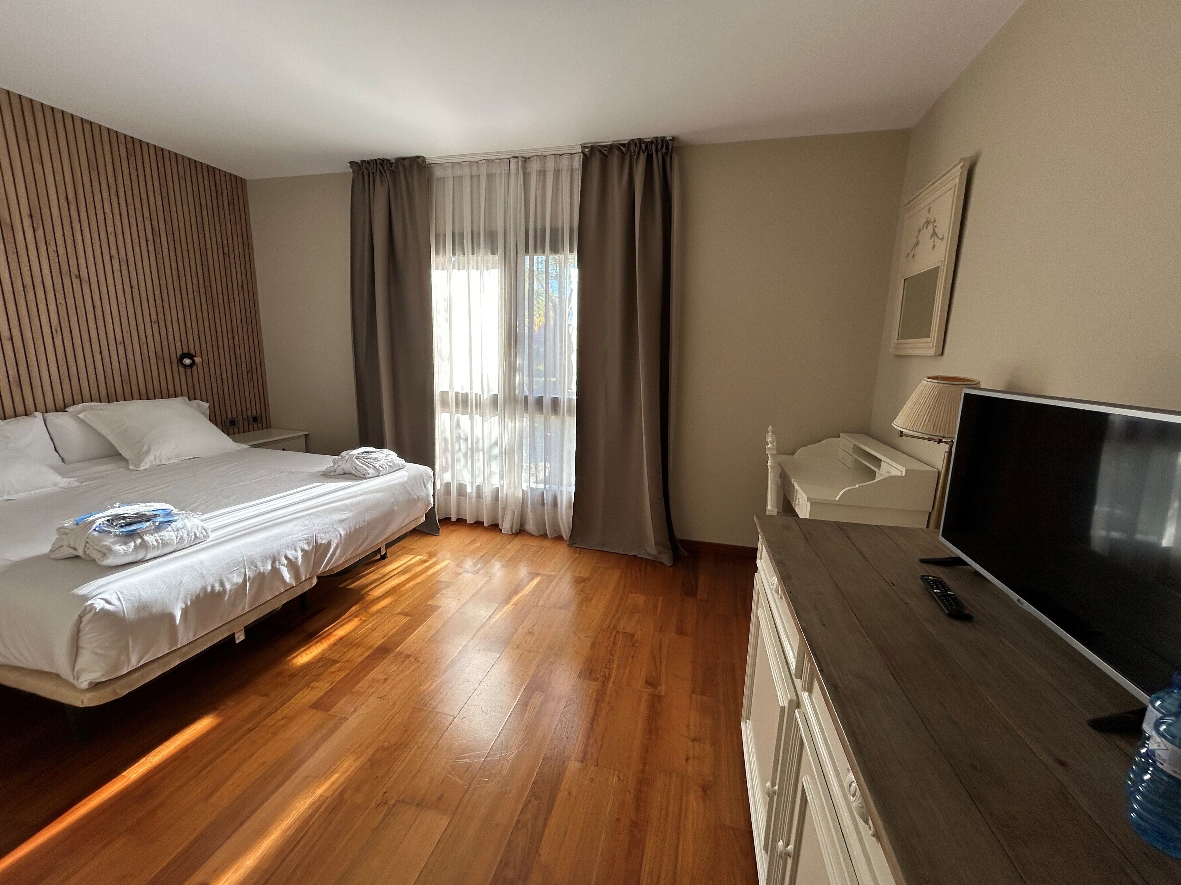 Superior Double Room | In-room safe, desk, free WiFi, bed sheets