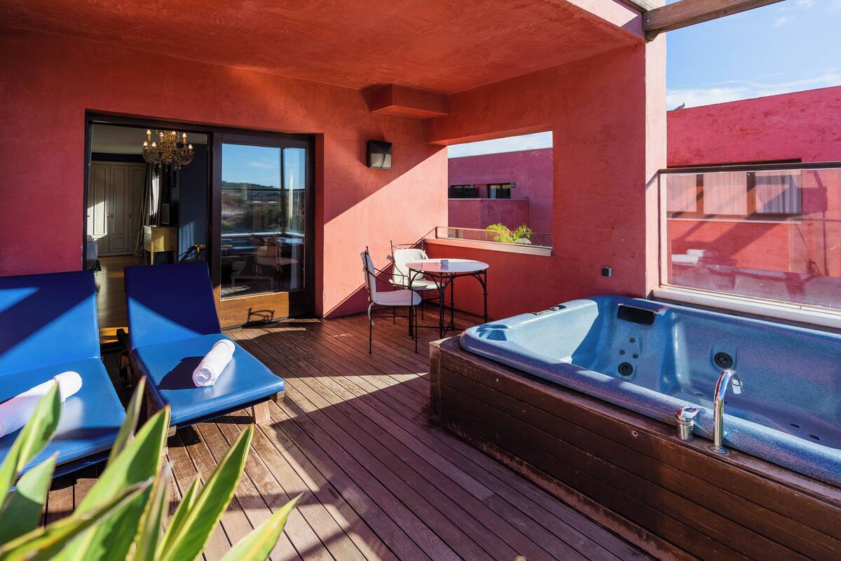 Suite con jacuzzi privado | Caja fuerte, escritorio, wifi gratis y ropa de cama